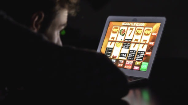 Professional live dealer at the wheel Live dealer at sedaptogel Lightning Roulette studio spinning wheel